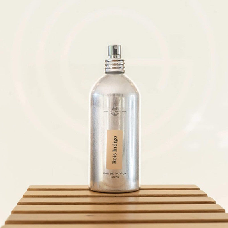 Perfume Bois Indigo de Geodora sobre una tabla de madera