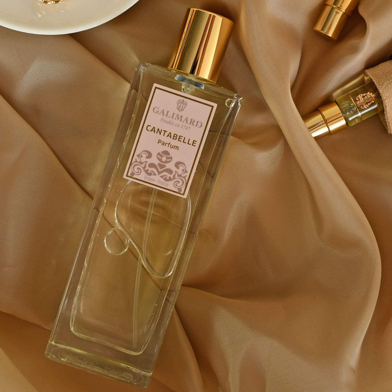 Perfume Cantabelle de Galimard sobre tela de seda