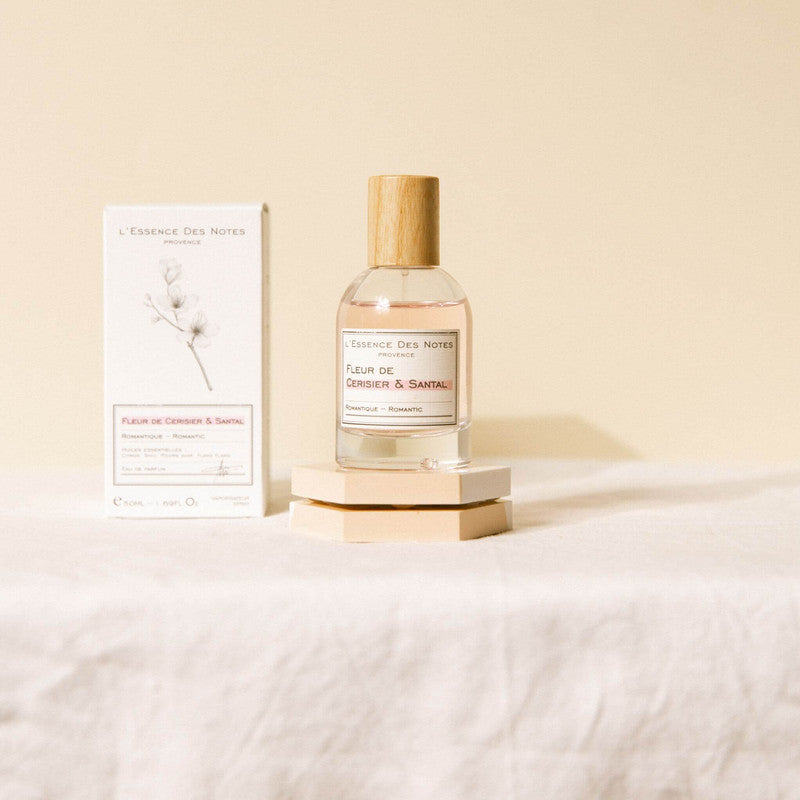 Perfume Fleur de Cerisier & Santal de L'Essence des notes en fondo aesthetic