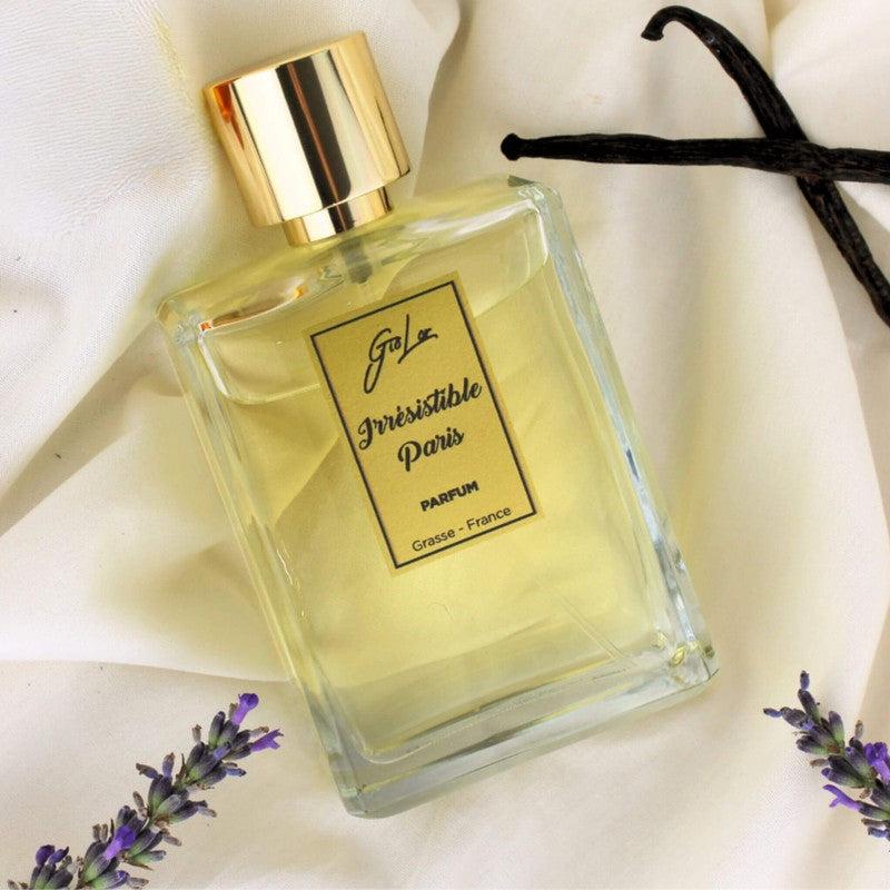 Perfume Irresistible Paris de Giolor junto a varillas de canela y lavanda