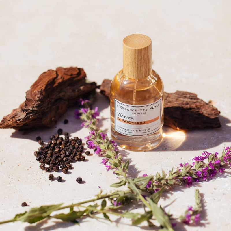 Perfume Vetiver & Patchouli de L'Essence des notes junto a especies y plantas