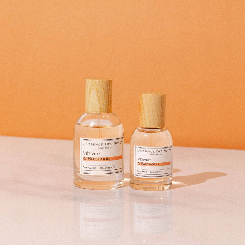 Perfume Vetiver & Patchouli de L'Essence des notes sobre base de marmol y fondo damasco