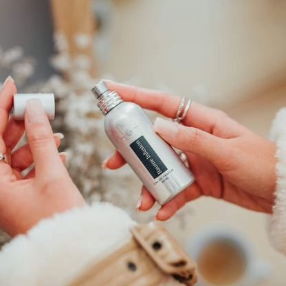 Baume Infusion en manos de mujer