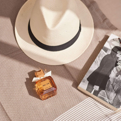 Perfume Bel Air de Molinard junto a sombrero y libro