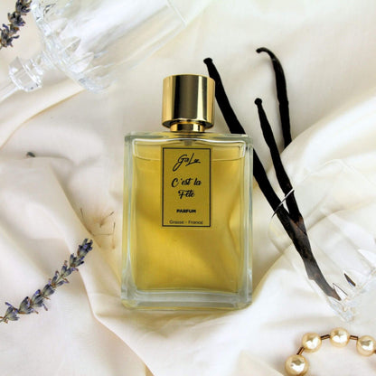 Perfume C'est la Fete de Giolor con varillas de vainilla, lavanda, perlas y copas