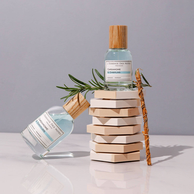 Perfume Cardamome & Romarin de L'Essence des notes 2 botellas una sobre una base alte