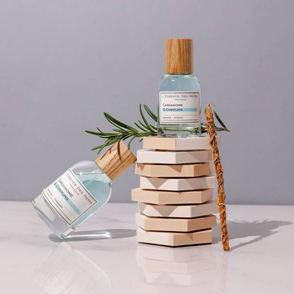 Perfume Cardamome & Romarin de L'Essence des notes 2 botellas una sobre una base alte