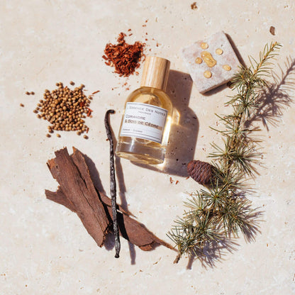 Perfume Coriandre & Bois de Cèdre de L'Essence des notes junto a especies y vainilla
