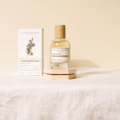 Perfume Coriandre & Bois de Cèdre de L'Essence des notes junto a su caja en fondo aesthetic