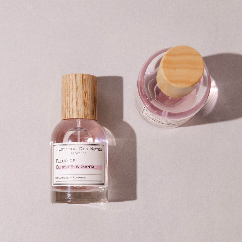 Perfume Fleur de Cerisier & Santal de L'Essence des notes 2 botellas una de frente y otra de arriba con juego de sombras