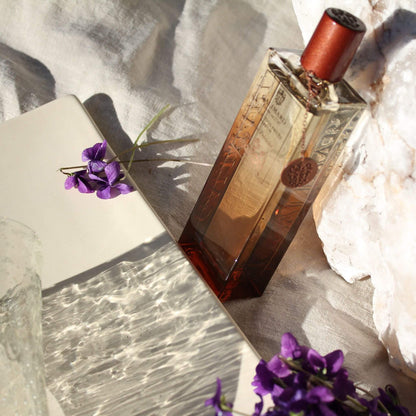Perfume Galimard Gaiac Precieux junto a violetas