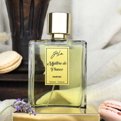 Perfume Mystere de France junto a macarrons franceses y lavanda