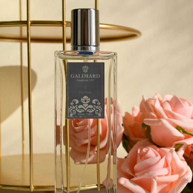 Perfume Numero 1 de Galimard junto a rosas
