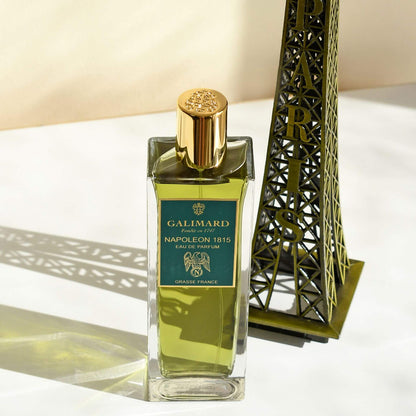 Perfume Napoleon 1815 de Galimard junto a la base de torre eiffel