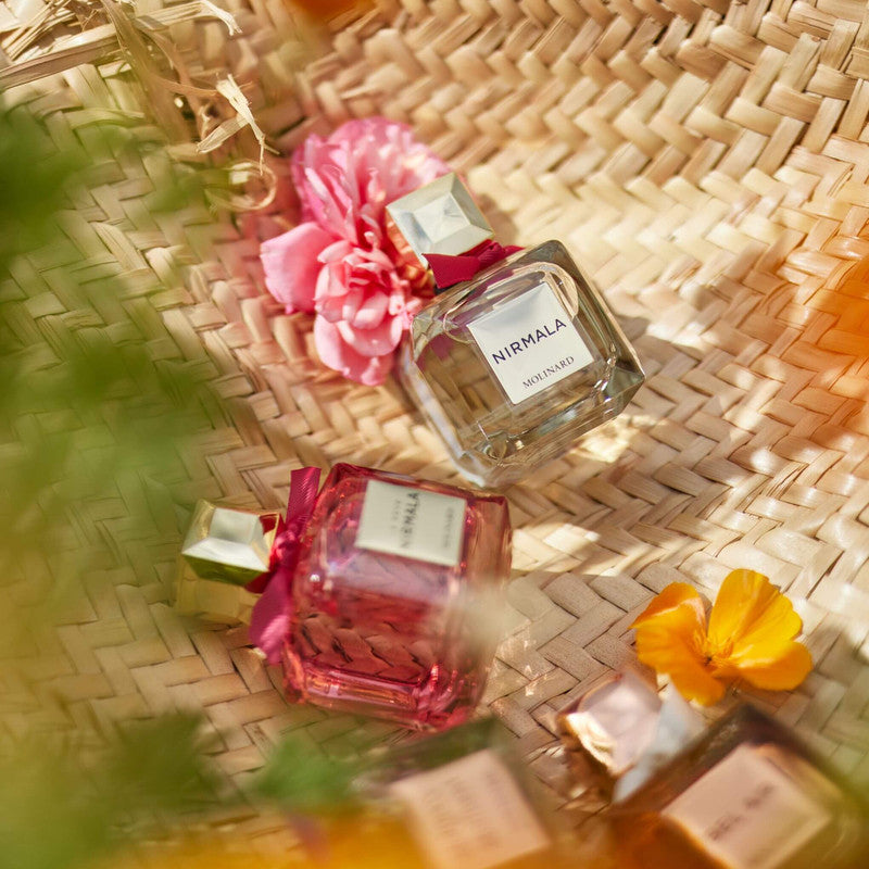 Perfume Nirmala de Molinard sobre sombrero de mimbre