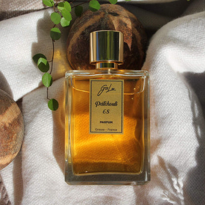 Perfume Patchouli 68 acostado sobre cashmere bañado con rayos de sol
