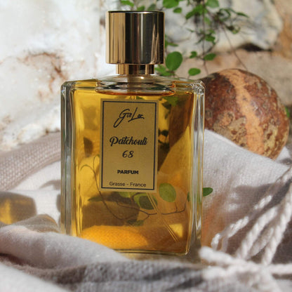 Perfume Patchouli 68 al aire libre sobre cachmere de fondo piedra de cuarzo