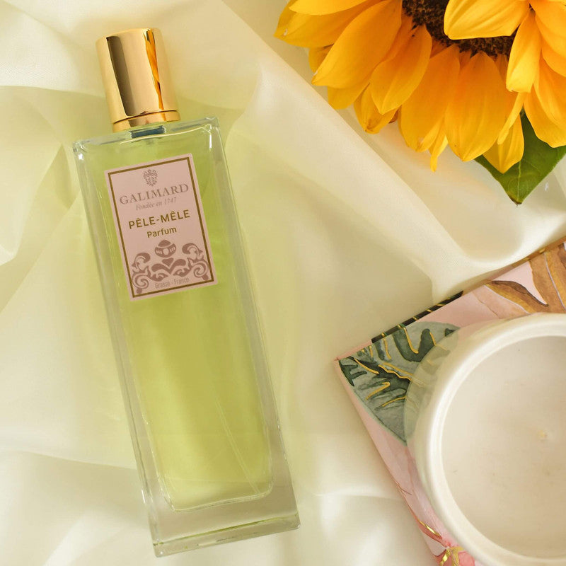 Perfume Pele Mele de Galimard formato 100 ml junto a flores de girasoles
