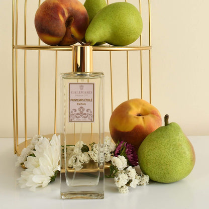 Perfume Printemps etoile de Galimard formato 100 ml junto a peras, duraznos y flores blanzas