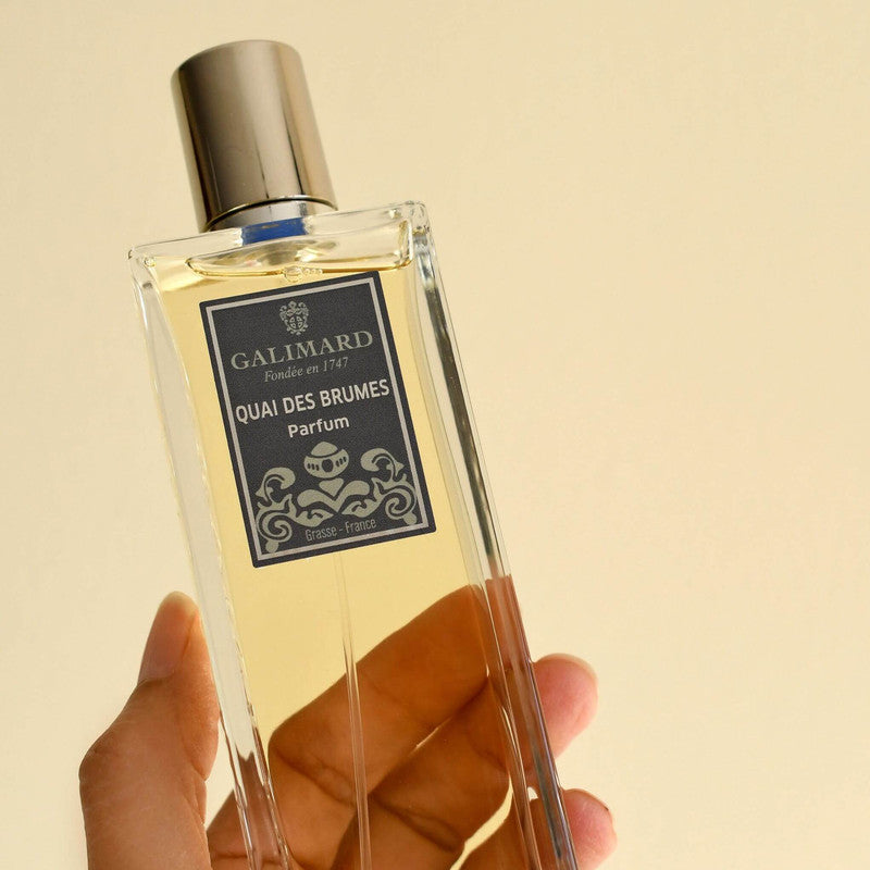 Perfume Quai des Brumes de Galimard sostenido por una mano