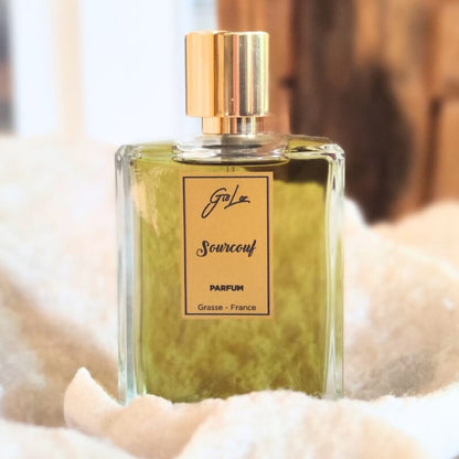 Perfume Sourcouf de Giolor sobre tela suave blanca