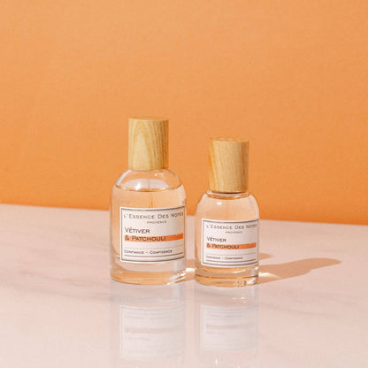 Perfume Vetiver & Patchouli de L'Essence des notes sobre base de marmol y fondo damasco